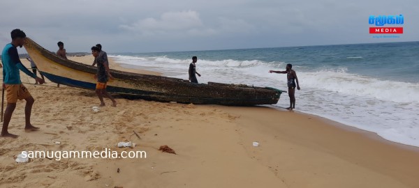 யாழ். வடமராட்சி கடற்பரப்பில் கரையொதுங்கிய படகால் பரபரப்பு....! 